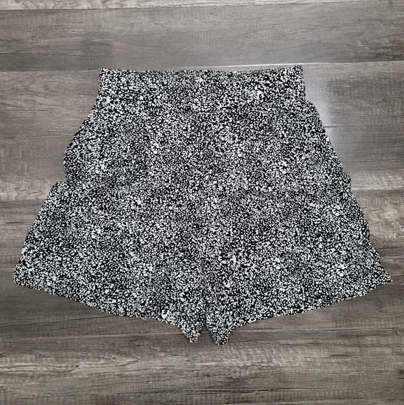 Various Dynamite Dress Shorts - Picture 2 of 7